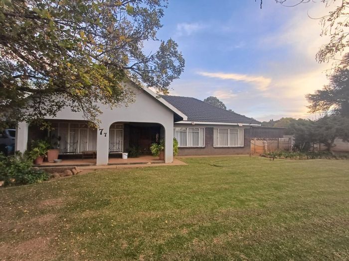 3 Bedroom House with flat, garage, borehole for sale in Meiringspark.