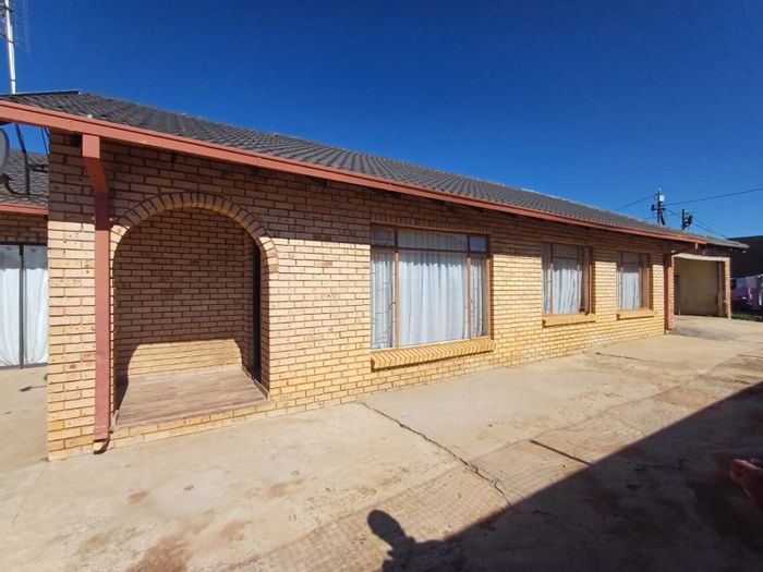 3 Bedroom House for Sale in Kanana with Garage, Study, and Pre-Paid Electricity.