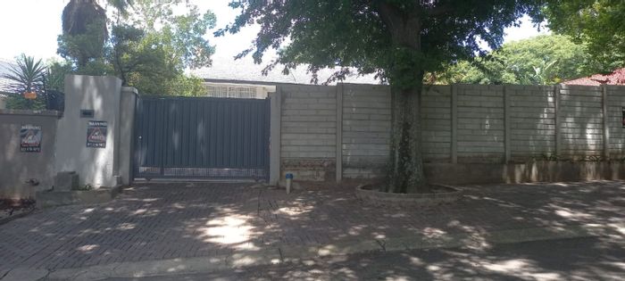 House To Rent in Blairgowrie: 1-bed cottage, all-inclusive rent, private garage.