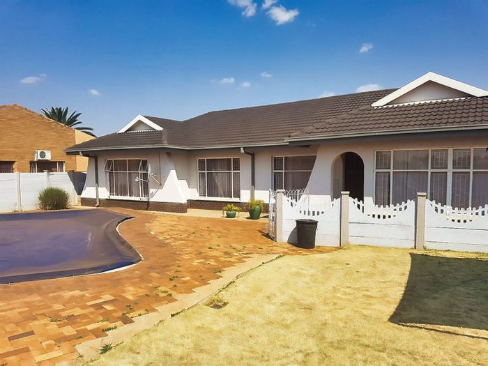 House for Sale in Stilfontein Ext 4: 3 Bedrooms, Pool, Garage, Security Features.
