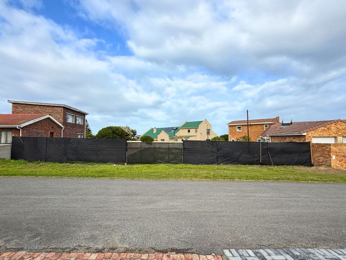 Franskraal Vacant Land For Sale: 798m2, walled, approved plans, serviced site.