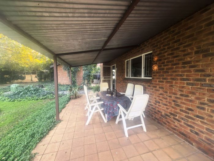 Hennopspark House For Sale: Pool, flatlet, spacious living, near schools and shops.