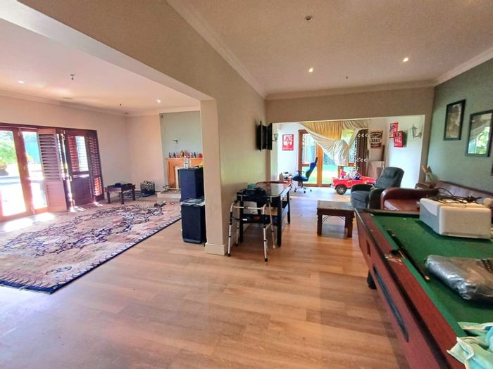 Spacious Lorraine house with 6 bedrooms, tennis court, pool, and flat. For Sale.