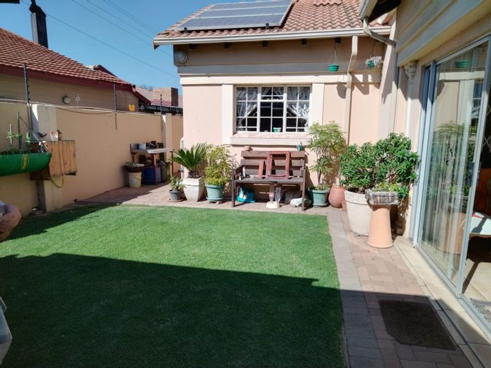 For Sale: Townhouse in Ermelo Central with 3 beds, double garage, private braai area.