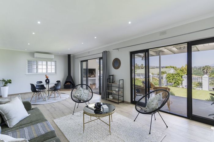 For Sale: House in Raithby with 3 beds, outdoor braai, mountain views.