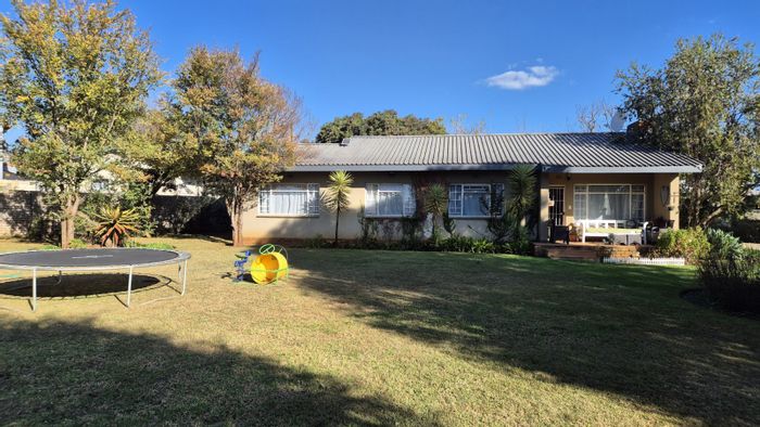 For Sale: House in Lydenburg Central with 3 bedrooms, garden, and security features.