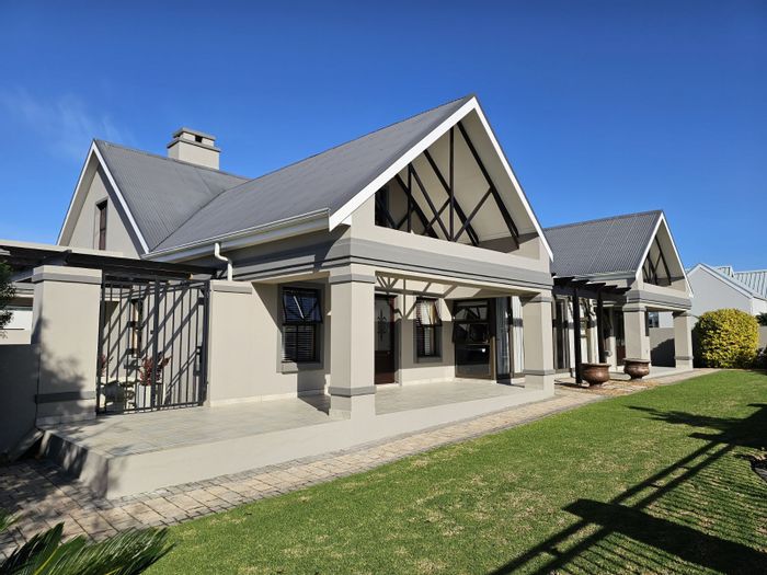 For Sale: House in Kingswood Golf Estate with 4 beds, braai room, and water tanks.