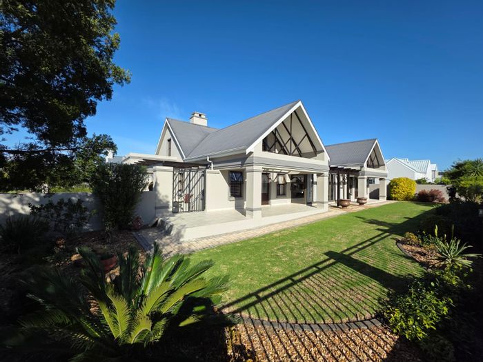 For Sale: House in Kingswood Golf Estate with 4 beds, braai room, and water tanks.