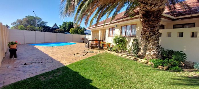 Dobson House For Sale: Dual living, pool, and two one-bedroom apartments included.