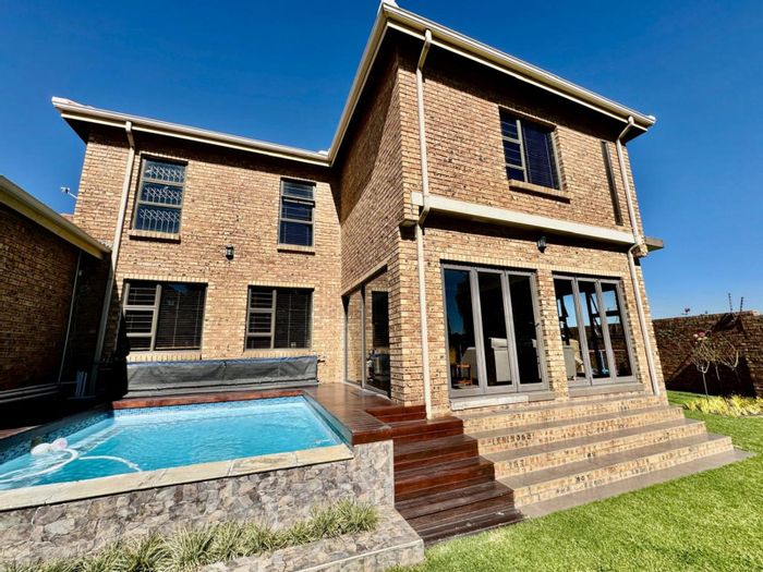 For Sale: House in Secunda Central with pool, guest suite, and solar system.