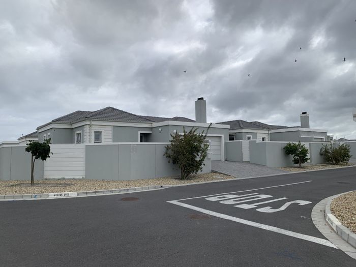 For Sale: Sunningdale House with 3 beds, garden, patio, and security features.