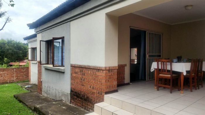 Townhouse To Rent in Nelspruit Ext 2: 3 beds, pet-friendly, secure complex.