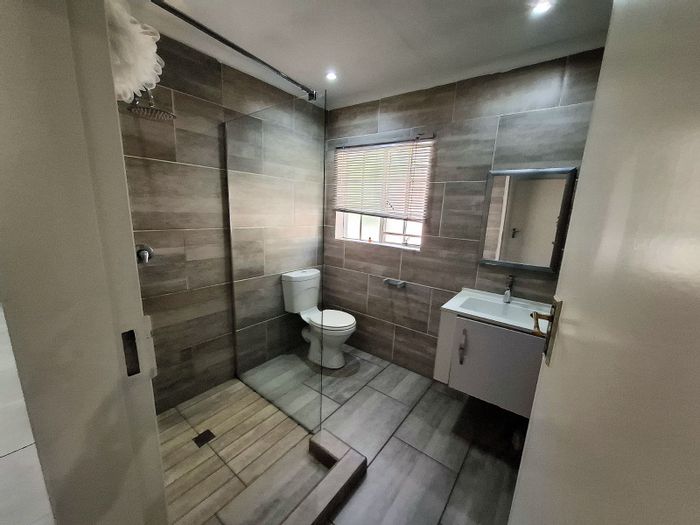 Bloubosrand House For Sale: 3 Beds, 2 Baths, Open-Plan Living, Secure Carport.