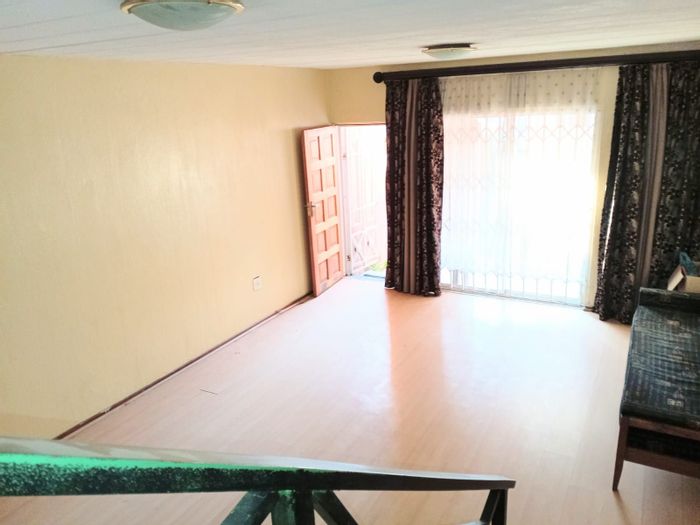 Windsor East Townhouse For Sale: 2 Bedrooms, Private Garden, Near Cresta Mall.