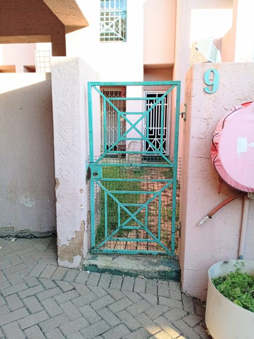 Windsor East Townhouse For Sale: 2 Bedrooms, Private Garden, Near Cresta Mall.