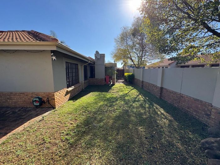 Equestria Townhouse To Rent: 2 beds, 2 baths, garden, patio, built-in braai.