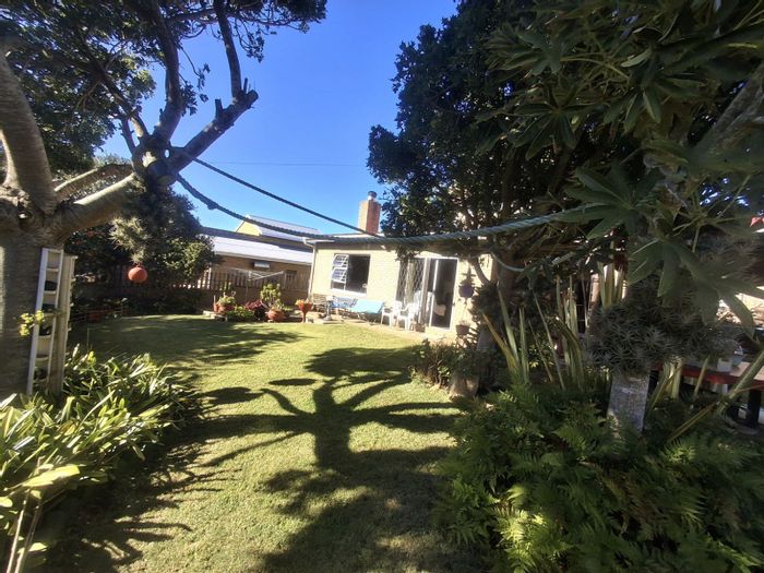 For Sale: House in Klein Brak Rivier with 3 bedrooms, braai area, and double garage.