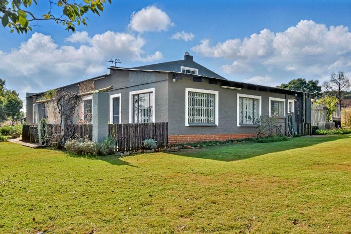 Grootfontein Country Estates: For Sale, House with dual homes, boreholes, and rental potential.