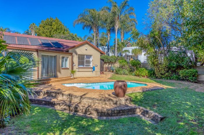 Radiokop House For Sale: 5 beds, flatlet, pool, braai, ample parking.