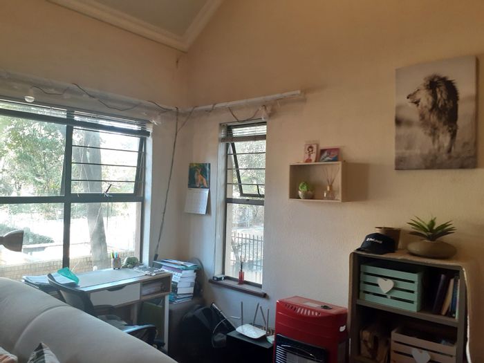 For Sale: Apartment in Hatfield with tenant, security, and convenient amenities.