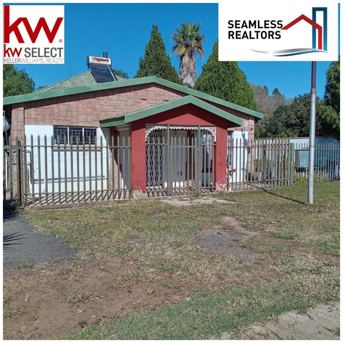 Spacious 4-bedroom house in Bloemhof Central with flat and ice warehouse for sale.
