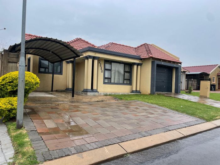 3 Bedroom House to Rent in Terenure with garden, garage, and 24-hour security.