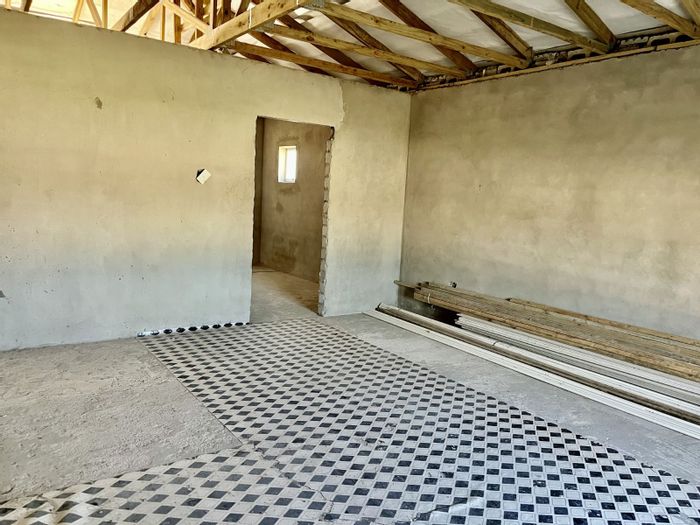 For Sale: House in Parsonsvlei with potential for dual dwellings and spacious layout.