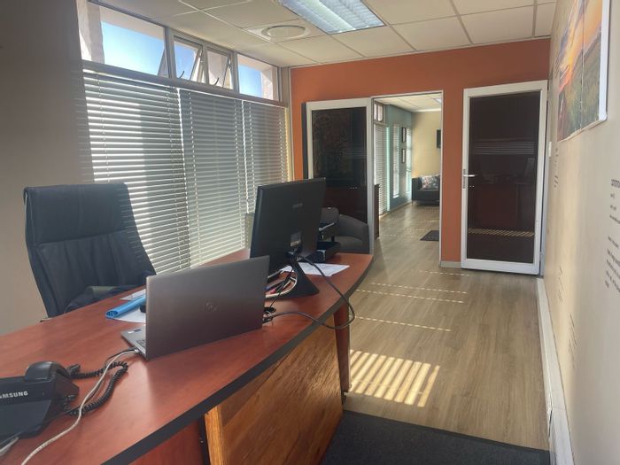 Bendor Office For Sale: 4 offices, boardroom, parking, power backup, prime location.