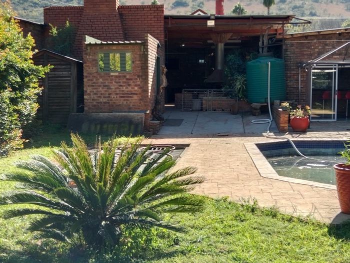 For Sale: Spacious Mountain View house with pool, flatlet, and ample parking.