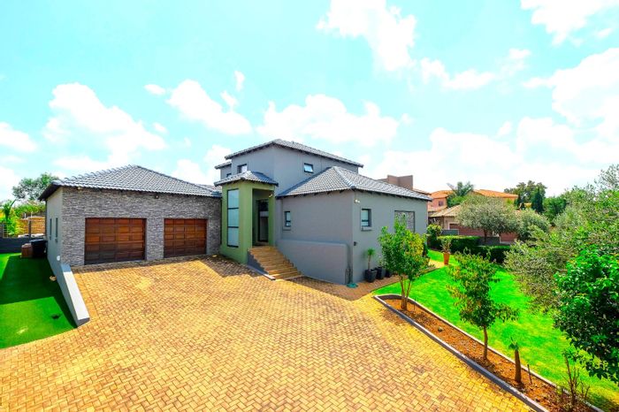 For Sale: House in Chancliff Ridge with pool, solar system, and security features.