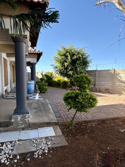 Flora Park House For Sale: 3 Bedrooms, garage, fenced yard, near schools.