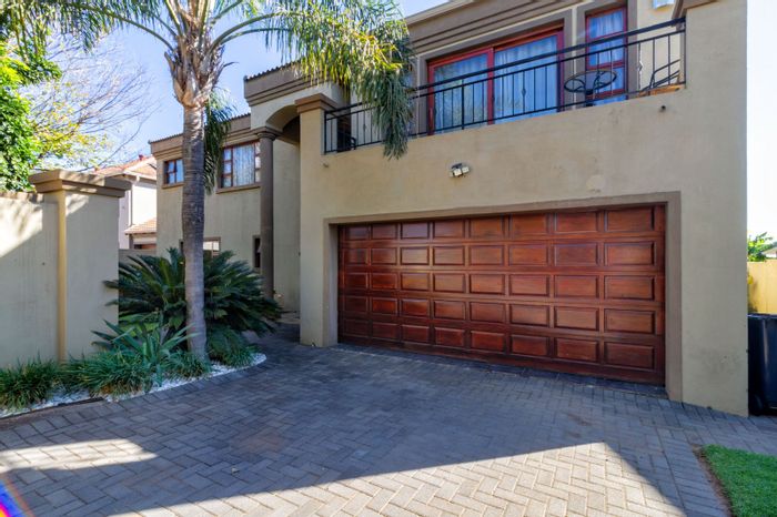 Spacious 4-Bedroom House to Rent in Honeydew Ridge with Garden and Garage.