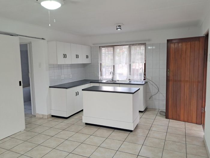 Northdene Apartment To Rent: 1-bedroom, open-plan living, undercover parking, utilities included.