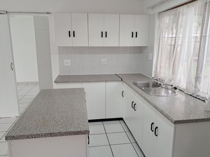 Northdene Apartment To Rent: 1 bedroom, open-plan living, undercover parking, utilities included.
