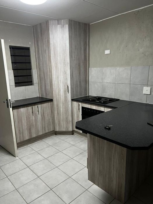 Ground floor apartment in Wilgeheuwel: 2 beds, 2 baths, parking, prepaid electricity.