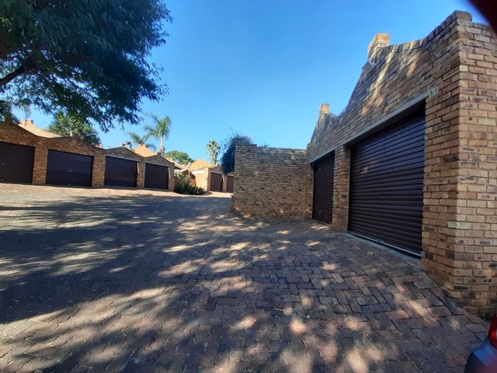 Die Hoewes Townhouse For Sale: 2 beds, double garage, private garden, secure complex.
