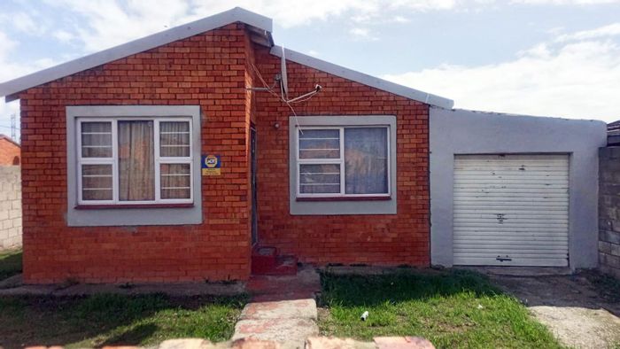 Two-bedroom house in Bethelsdorp for sale, secure yard, off-street parking.