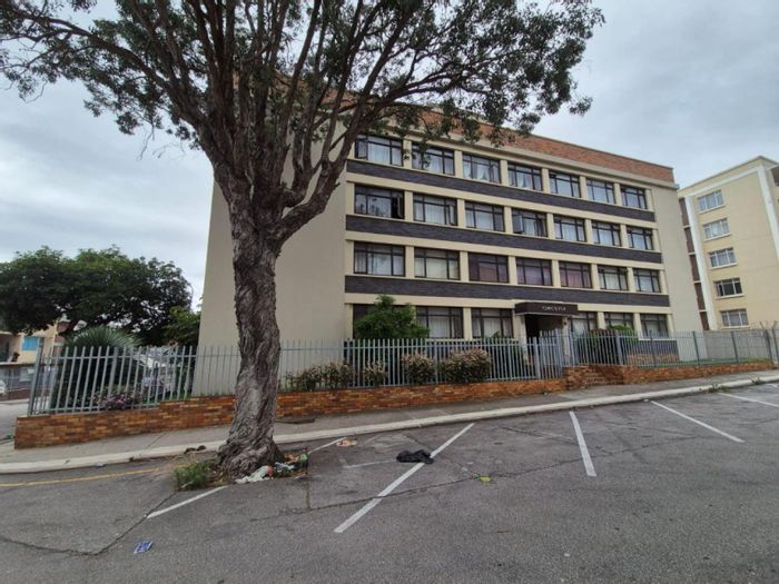 2-Bedroom Apartment For Sale in Port Elizabeth Central, close to amenities and transport.