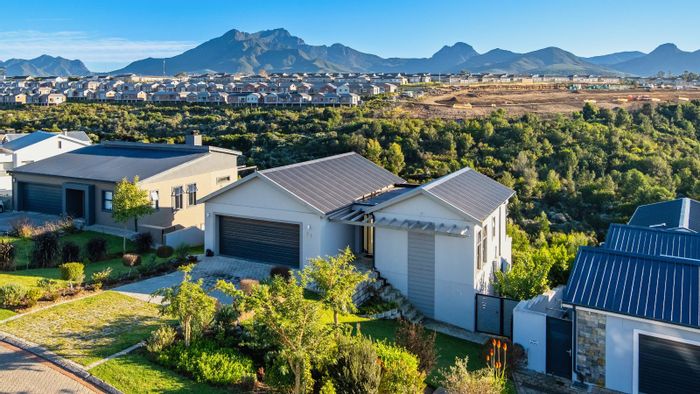 Welgelegen House For Sale: 4 bedrooms, mountain views, spacious living, outdoor entertainment.