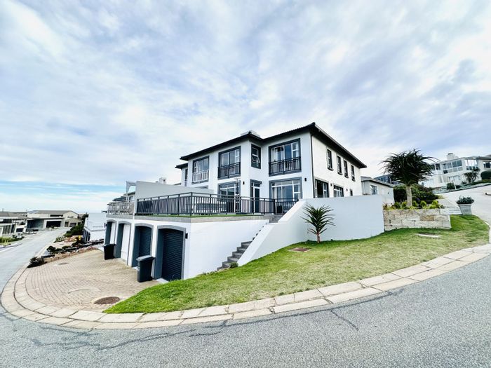 House for Sale in Pinnacle Point Golf Estate: Ocean views, golf access, spacious living.