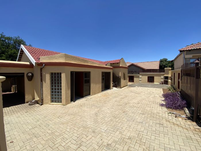 House to Rent in Tlhabane West: 3 en-suite bedrooms, flatlets, garage, security.