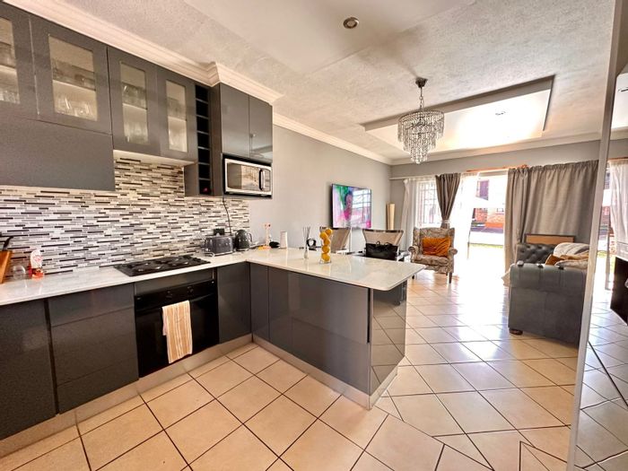 For Sale: Apartment in Karenpark with 3 beds, communal amenities, and security features.