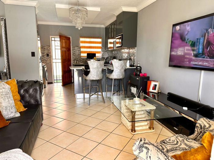 For Sale: Apartment in Karenpark with 3 beds, communal amenities, and security features.