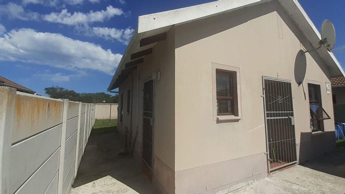 For Sale: Townhouse in Parsonsvlei with 2 bedrooms, garden, and secure parking.