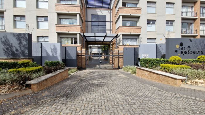 Top-floor apartment in Nieuw Muckleneuk with gym, pool, and 24-hour security. For Sale.