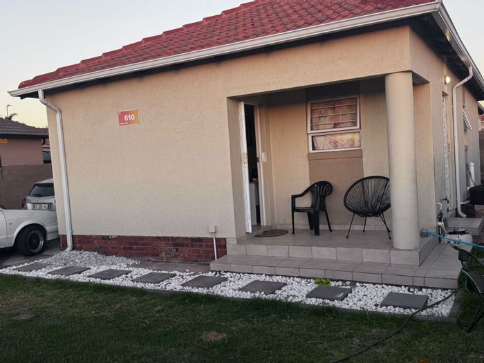 For Sale: House in Southern Gateway with 3 bedrooms, parking, and private backyard.