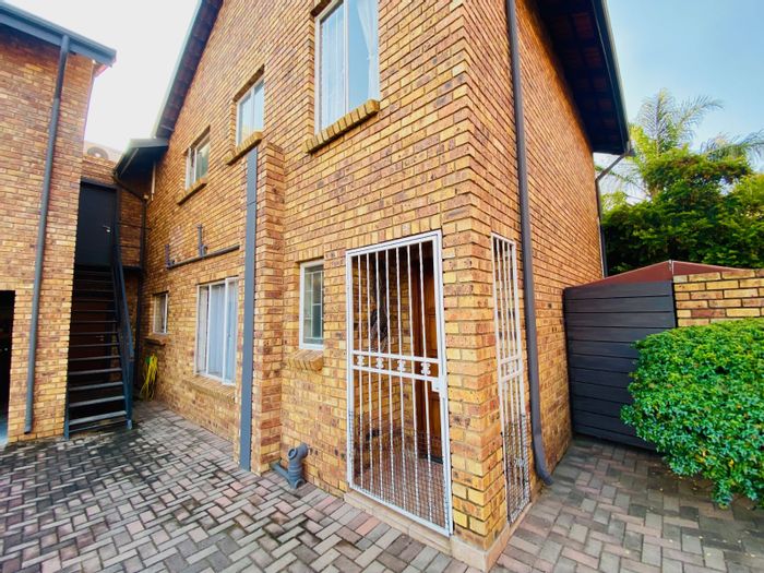 For Sale: House in Amberfield Glen with 4 bedrooms, office, and outdoor entertaining.