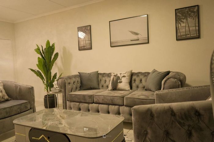 Bryanston Apartment For Sale: 2 beds, pool, gym, near Sandton Mall.