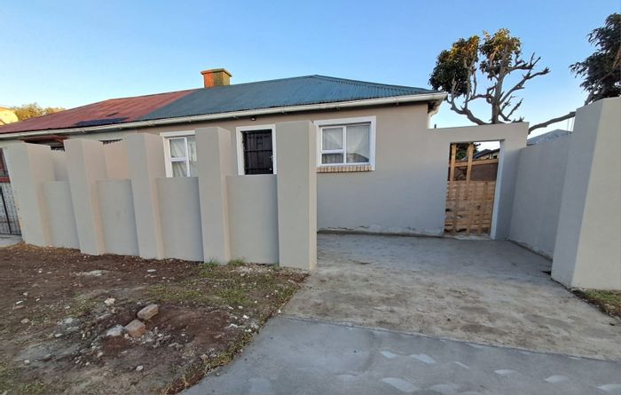 Holland Park House For Sale: 2 bedrooms, renovated bath, secure parking, close to amenities.