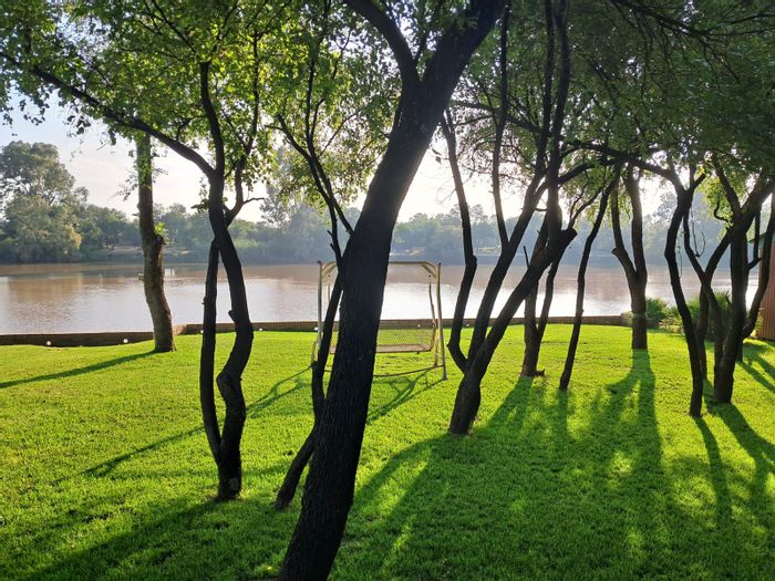 For Sale: House in Bothaville Central with 3 beds, flatlet, and river access.